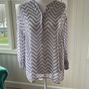 Ana blouse, grey and white chevron, 100% polyester, sleeves roll up and button o